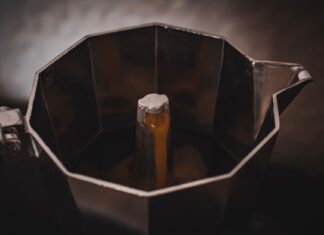 Jak zaparzyć kawę w kawiarce bez goryczy i metalicznego posmaku: praktyczny poradnik krok po kroku Zbliżenie na parzenie espresso w stalowej kawiarce Moka