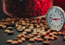 Kawa a temperatura wody: jak kilka stopni w górę lub w dół zmienia smak Twojego porannego rytuału Kawa a temperatura wody: jak kilka stopni w górę lub w dół zmienia smak Twojego porannego rytuału