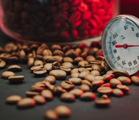 Kawa a temperatura wody: jak kilka stopni w górę lub w dół zmienia smak Twojego porannego rytuału