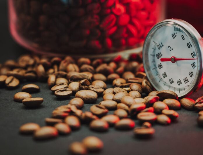 Kawa a temperatura wody: jak kilka stopni w górę lub w dół zmienia smak Twojego porannego rytuału Kawa a temperatura wody: jak kilka stopni w górę lub w dół zmienia smak Twojego porannego rytuału