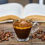 Paryskie kawiarnie bohemy: między absyntem, espresso a wielką literaturą