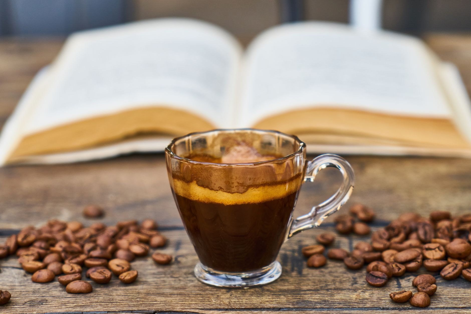 Paryskie kawiarnie bohemy: między absyntem, espresso a wielką literaturą