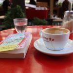 Paryskie kawiarnie bohemy: między absyntem, espresso a wielką literaturą