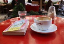 Paryskie kawiarnie bohemy: między absyntem, espresso a wielką literaturą