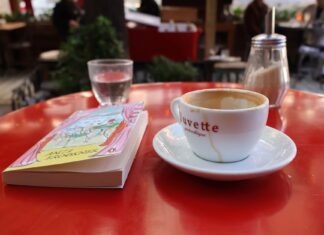 Paryskie kawiarnie bohemy: między absyntem, espresso a wielką literaturą
