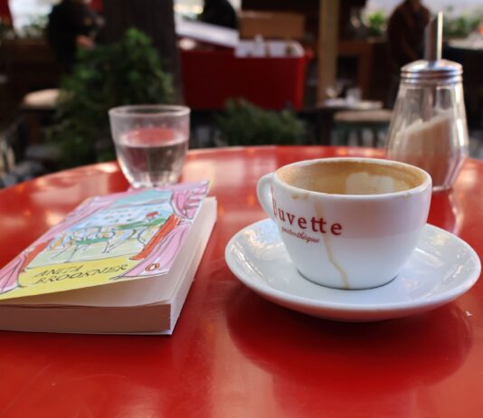 Paryskie kawiarnie bohemy: między absyntem, espresso a wielką literaturą