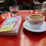 Paryskie kawiarnie bohemy: między absyntem, espresso a wielką literaturą