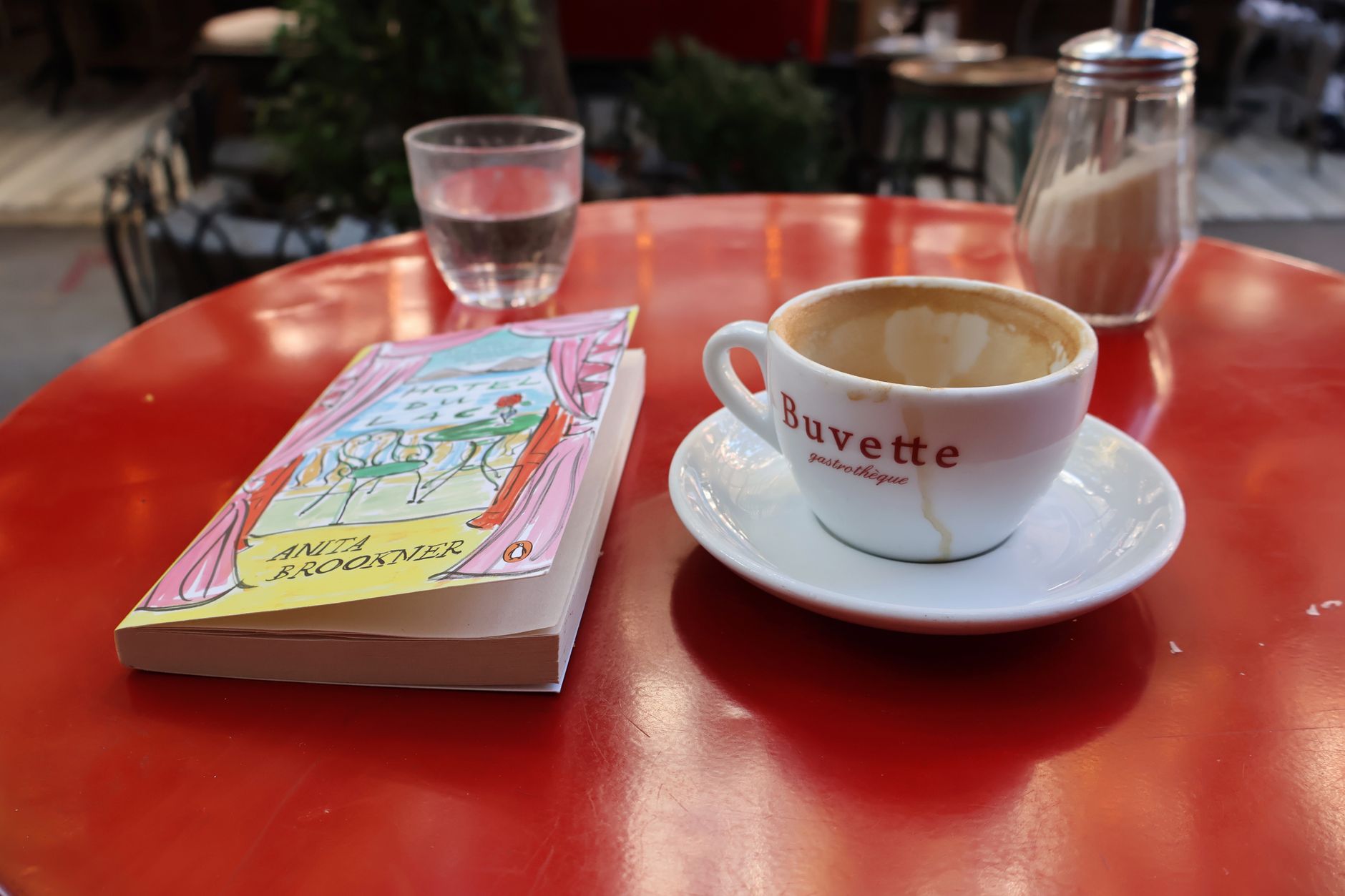 Paryskie kawiarnie bohemy: między absyntem, espresso a wielką literaturą