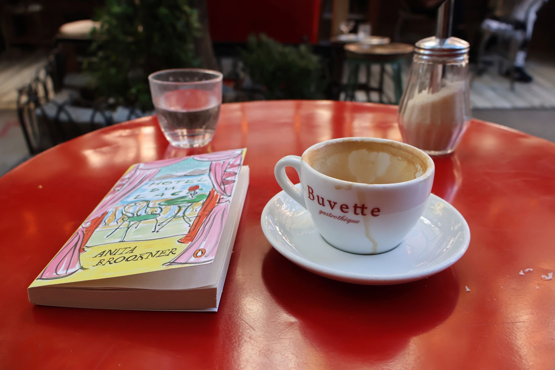 Paryskie kawiarnie bohemy: między absyntem, espresso a wielką literaturą